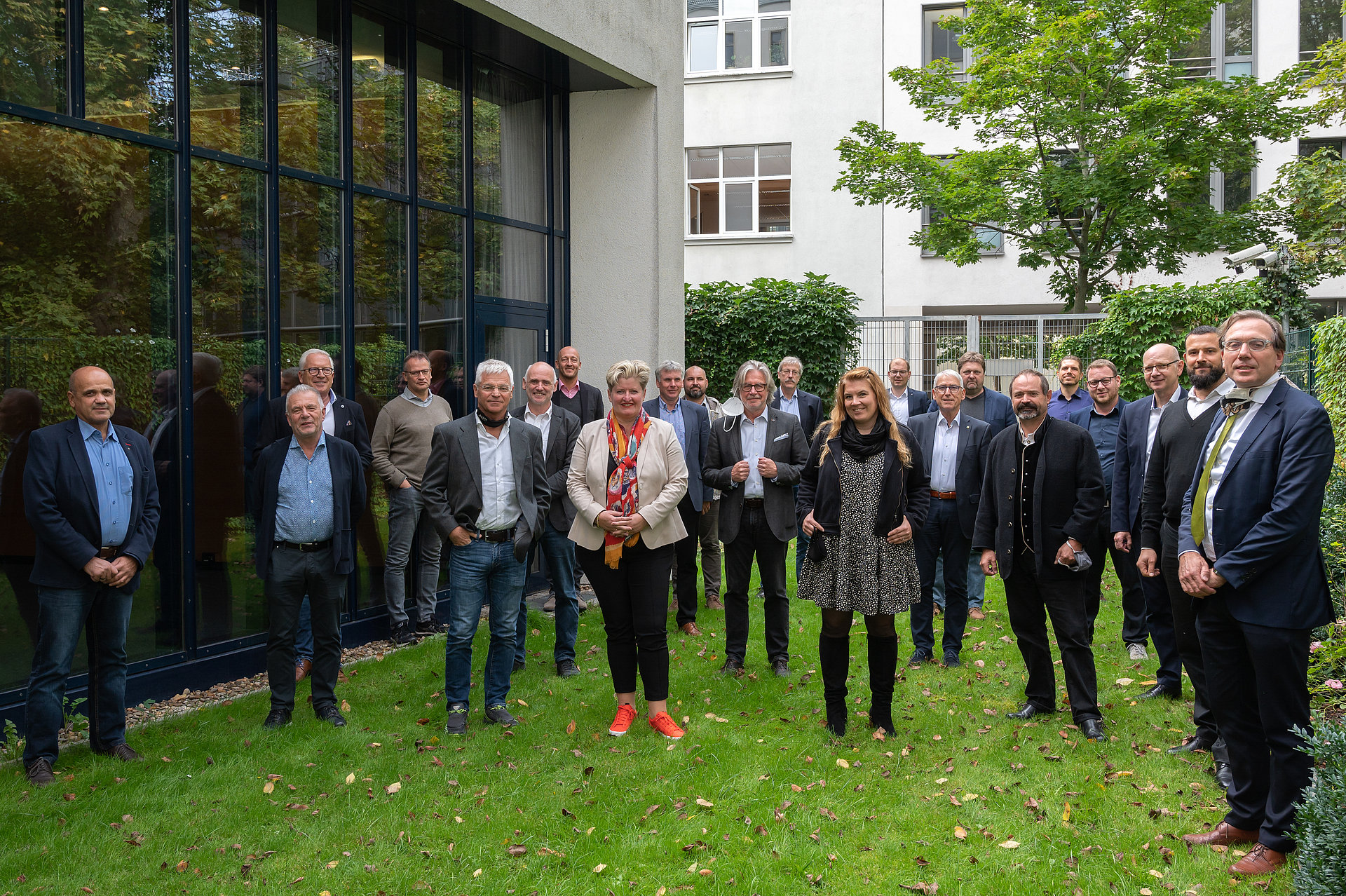Die TeilnehmerInnen der Fachversammlung von Holzbau Deutschland unter der Leitung des Vorsitzenden Peter Aicher. Foto: ZDB/Laube