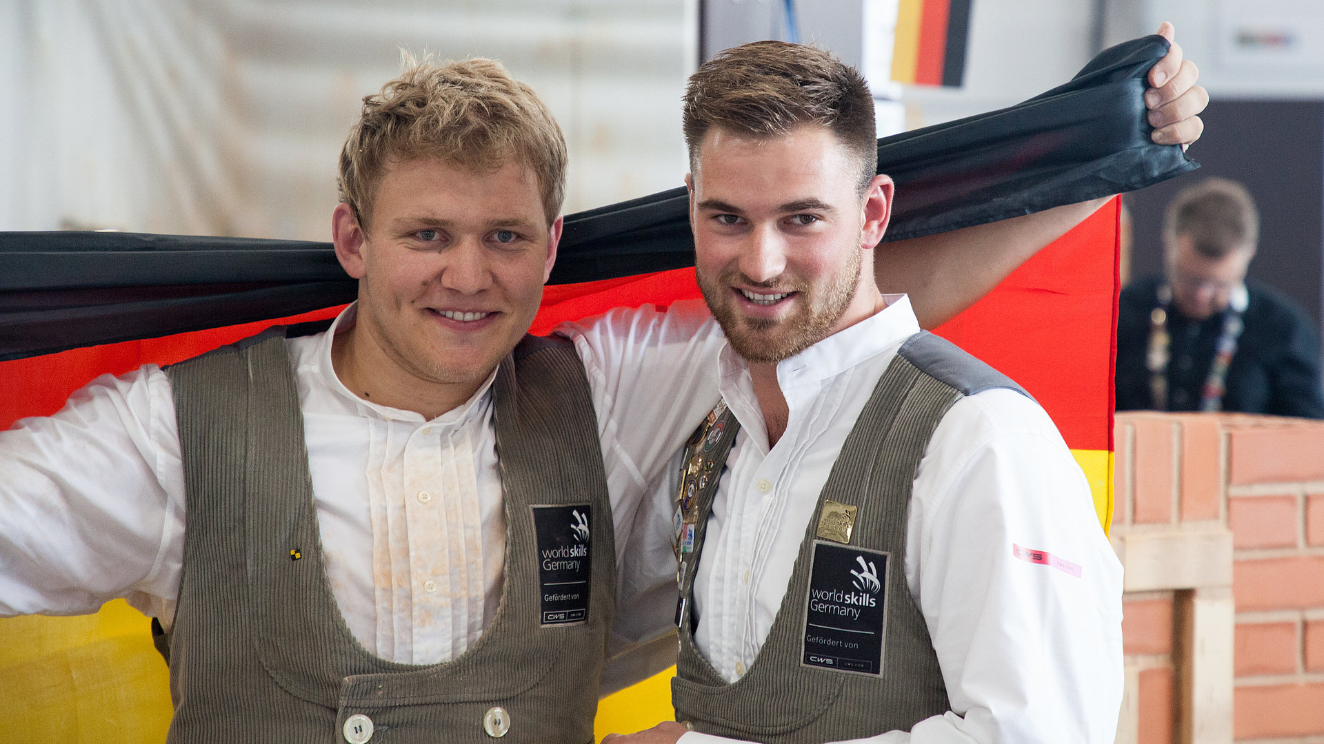 Maurer-Europameister Christoph Rapp (li.) erreichte bei der WM in Kazan Platz 5 und wurde mit einer Medallion for Excellence ausgezeichnet.